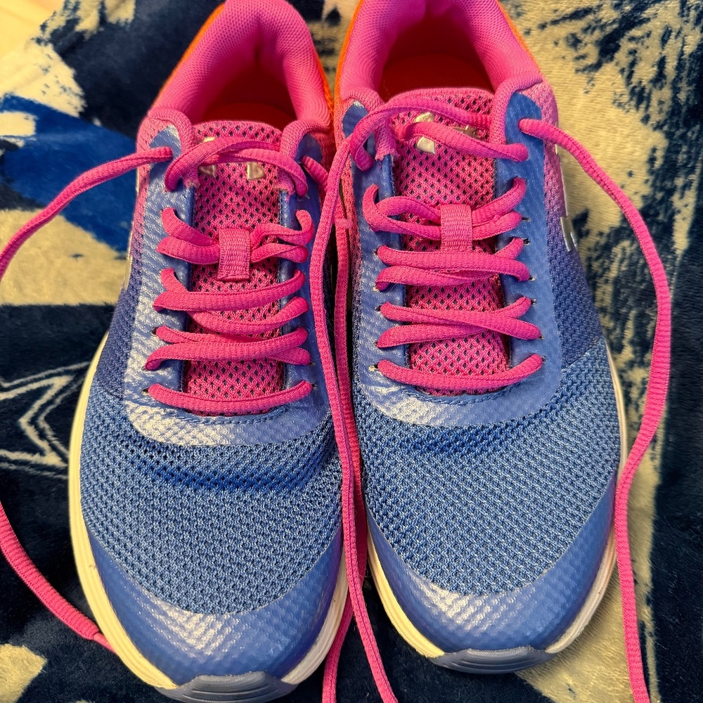 Girls Under Armour shoes size 6 youth